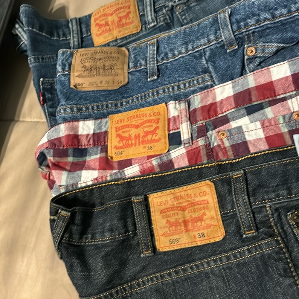 Levi’s 2- pair of jeans and 2 pair of shorts. Euc